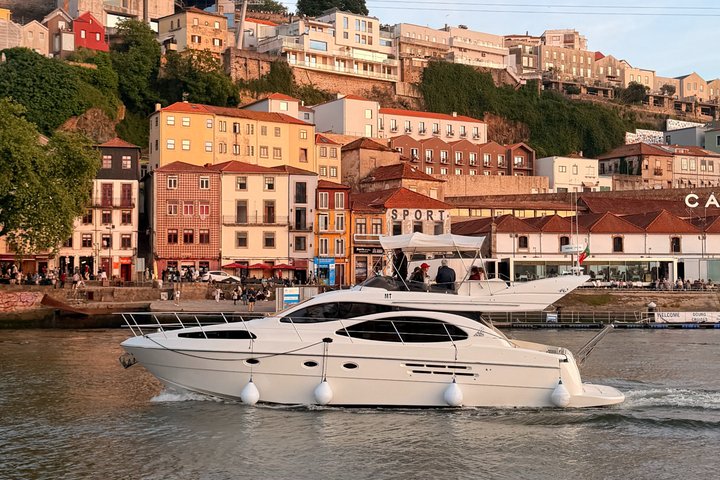 Porto Luxus-Yachtfahrt mit Wein und Snacks unter sieben Brücken
